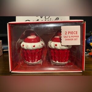 2 Piece Heart Cupcakes Salt & Pepper Shaker Set Sealed